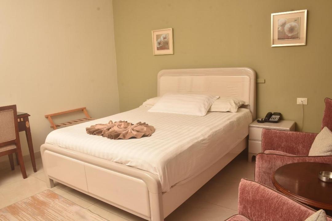 Crown Hotel Giuba Esterno foto